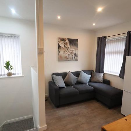 Cosy Two Bedroom First Floor Apartment Birmingham Exterior photo
